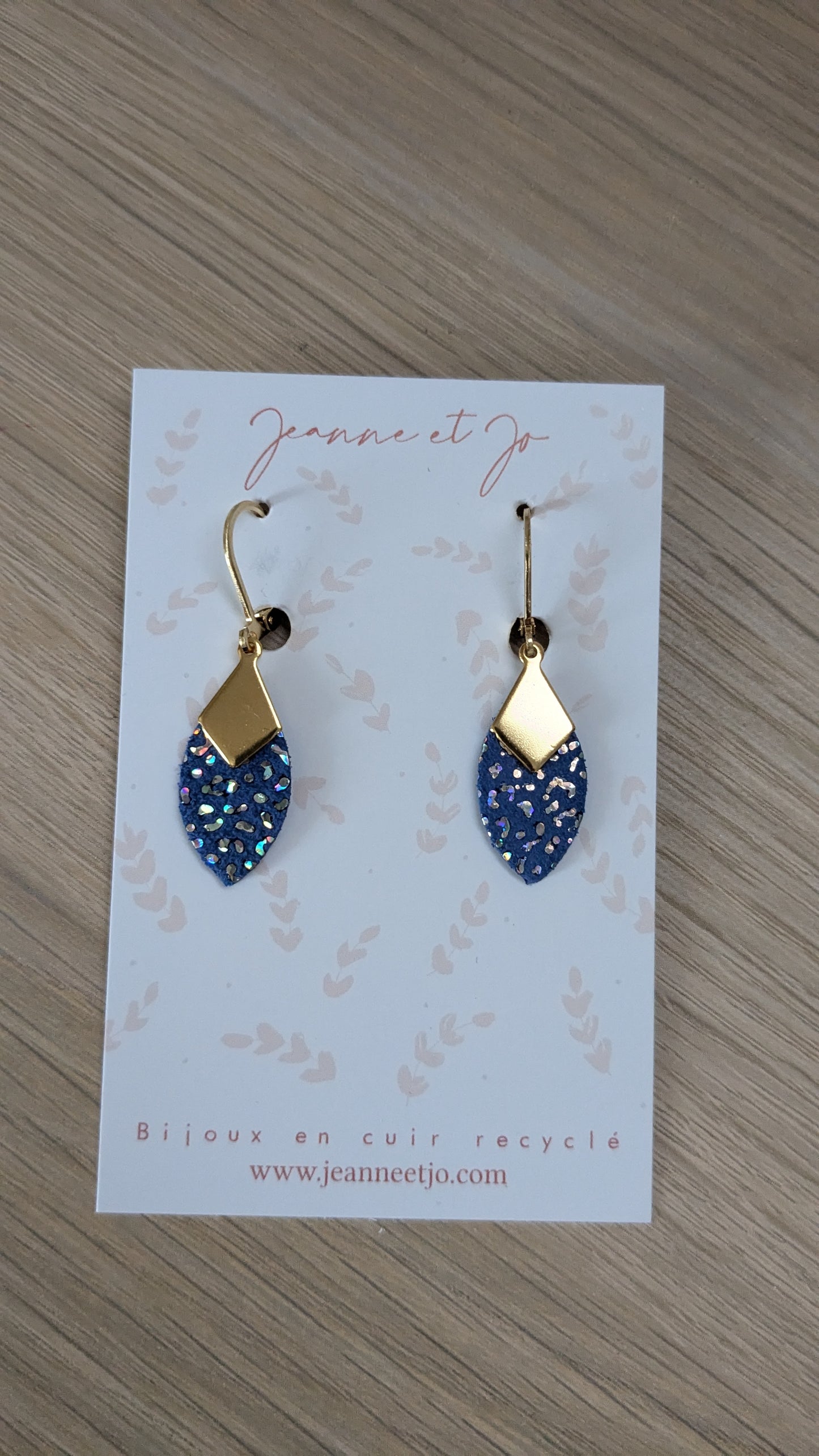 Bijoux Boucles d'oreilles "plumes" bleu panthère Holo - Création Jeanne et JO - TU