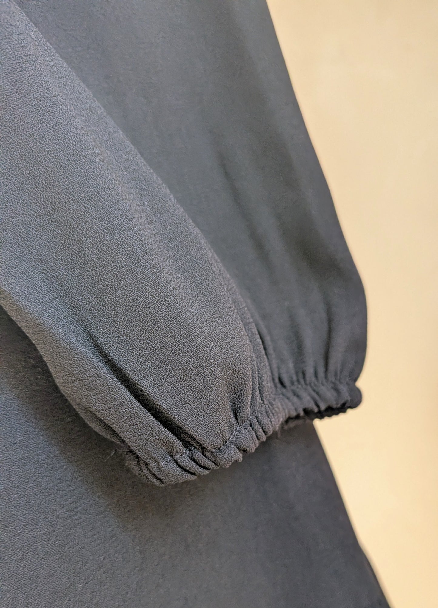 Robe noir croisée à volants - Stradivarius - 36